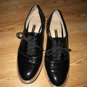 Louis et Cie size 7 black patent leather oxfords.